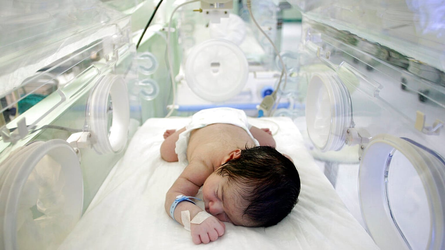 بالتزامن مع وفيات الأطفال الخدج - شوهد طفل حديث الولادة في وحدة الولادة المبكرة بمستشفى في إسطنبول، تركيا، يوم الثلاثاء 23 سبتمبر/أيلول 2008.