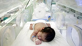  بالتزامن مع وفيات الأطفال الخدج - شوهد طفل حديث الولادة في وحدة الولادة المبكرة بمستشفى في إسطنبول، تركيا، يوم الثلاثاء 23 سبتمبر/أيلول 2008. 