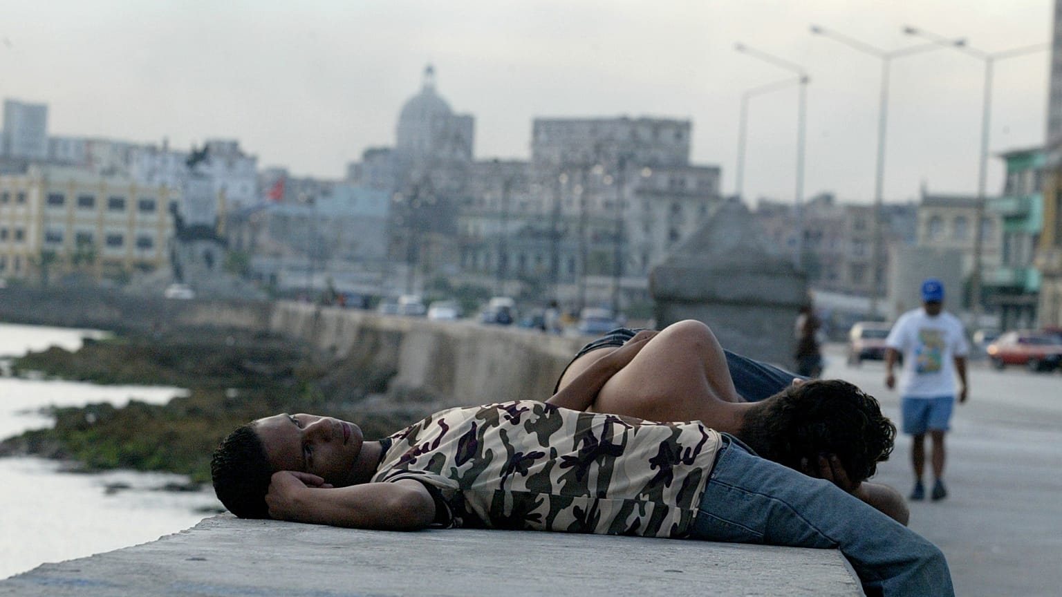 بعض الشباب ينامون على "المالكون" (السور البحري الأمامي) محاولين التخفيف من حرارة الجو والرطوبة والبعوض