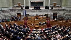 Milletvekilleri, Atina'da parlamentoda yaptığı konuşmada Yunanistan Başbakanı Kyriakos Miçotakis'i karşılıyor