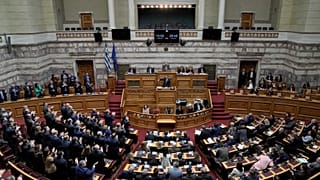 Milletvekilleri, Atina'da parlamentoda yaptığı konuşmada Yunanistan Başbakanı Kyriakos Miçotakis'i karşılıyor