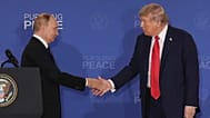ABD Başkanı Donald Trump (sağda), 15 Ağustos 2025'te Alaska'da düzenlenen ortak basın toplantısında Rusya Devlet Başkanı Vladimir Putin'in elini sıkıyor.