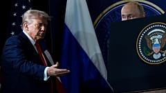 Prezydent Donald Trump i prezydent Rosji Władimir Putin przybywają na konferencję prasową 15 sierpnia 2025 r., w Anchorage na Alasce