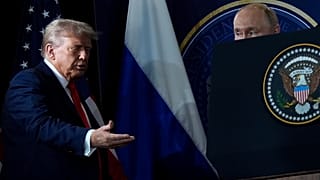 Prezydent Donald Trump i prezydent Rosji Władimir Putin przybywają na konferencję prasową 15 sierpnia 2025 r., w Anchorage na Alasce