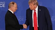 ARCHIVO - Donald Trump, a la derecha, estrecha la mano de Vladimir Putin, durante una rueda de prensa en la Base Conjunta Elmendorf-Richardson, Alaska, el 15 de agosto de 2025