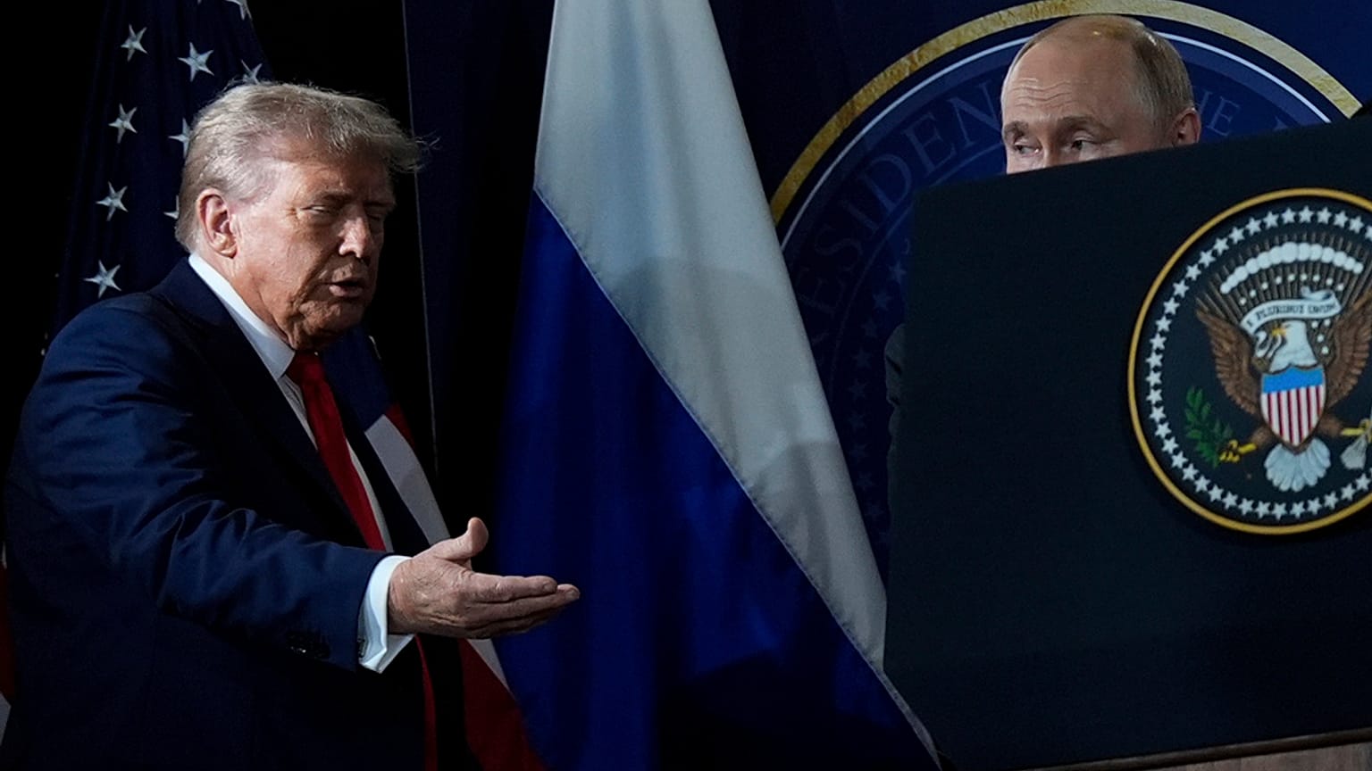Präsident Donald Trump und Russlands Präsident Wladimir Putin am Freitag, 15. August 2025, bei einer Pressekonferenz, Joint Base Elmendorf-Richardson in Anchourage, Alaska