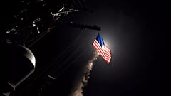 Управляемый ракетный эсминец USS Porter (DDG 78) запускает ударную ракету "Томагавк" в Средиземном море, 7 апреля 2017 г.