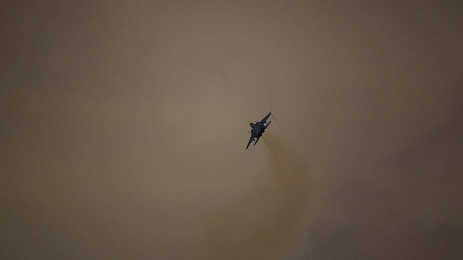 مقاتلة تابعة لسلاح الجو الإسرائيلي تقلع من قاعدة تل نوف الجوية في وسط إسرائيل في مهمة فوق قطاع غزة، الإثنين 19 نوفمبر/تشرين الثاني 2012. 