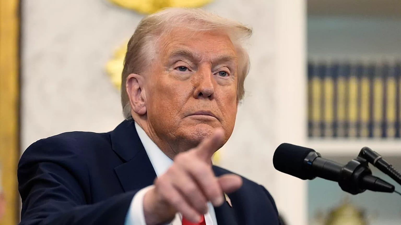 Prezydent Donald Trump przemawia w Gabinecie Owalnym Białego Domu w czwartek 16 października 2025 r. w Waszyngtonie. (AP Photo/Alex Brandon)