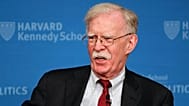 John Bolton discursa na Harvard Kennedy School's John F. Kennedy Jr Forum, segunda-feira, 29 de setembro de 2025, em Cambridge, Massachusetts. (AP Photo/Michael Dwyer)