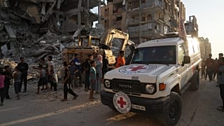 آلية تابعة للصليب الأحمر، خانيونس، جنوب قطاع غزة، الجمعة 17 أكتوبر/تشرين الأول 2025.