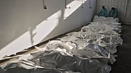 جثث القتلى الفلسطينيين الذين احتجزتهم إسرائيل خلال الحرب، ملقاة في أكياس بلاستيكية على أرضية مستشفى ناصر في خان يونس بغزة، بعد إطلاق سراحهم الأربعاء 15 أكتوبر 2025.