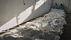 جثث القتلى الفلسطينيين الذين احتجزتهم إسرائيل خلال الحرب، ملقاة في أكياس بلاستيكية على أرضية مستشفى ناصر في خان يونس بغزة، بعد إطلاق سراحهم الأربعاء 15 أكتوبر 2025.