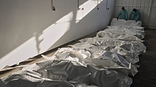 جثث القتلى الفلسطينيين الذين احتجزتهم إسرائيل خلال الحرب، ملقاة في أكياس بلاستيكية على أرضية مستشفى ناصر في خان يونس بغزة، بعد إطلاق سراحهم الأربعاء 15 أكتوبر 2025.