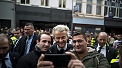PVV lideri Geert Wilders, kampanyası sırasında destekçileriyle bir selfie pozu veriyor.