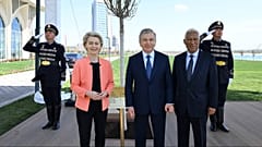 Президент Узбекистана Шавкат Мирзиёев вместе с председателем Еврокомиссии Урсулой фон дер Ляйен и председателем Европейского совета Антониу Коштой.