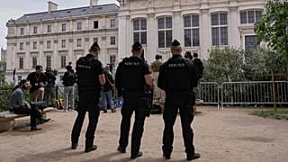 Αστυνομικοί φρουρούν πίσω από ένα φράγμα μπροστά από το δικαστήριο την Τρίτη 13 Μαΐου 2025 στο Παρίσι.
