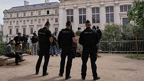 Agenti di polizia di guardia dietro una barriera di fronte al tribunale, martedì 13 maggio 2025 a Parigi.