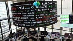 Archivo - Vista de la sala de vigilancia del mercado de Euronext France,martes 8 de abril de 2025 el distrito de negocios de La Defense, a las afueras de París. 