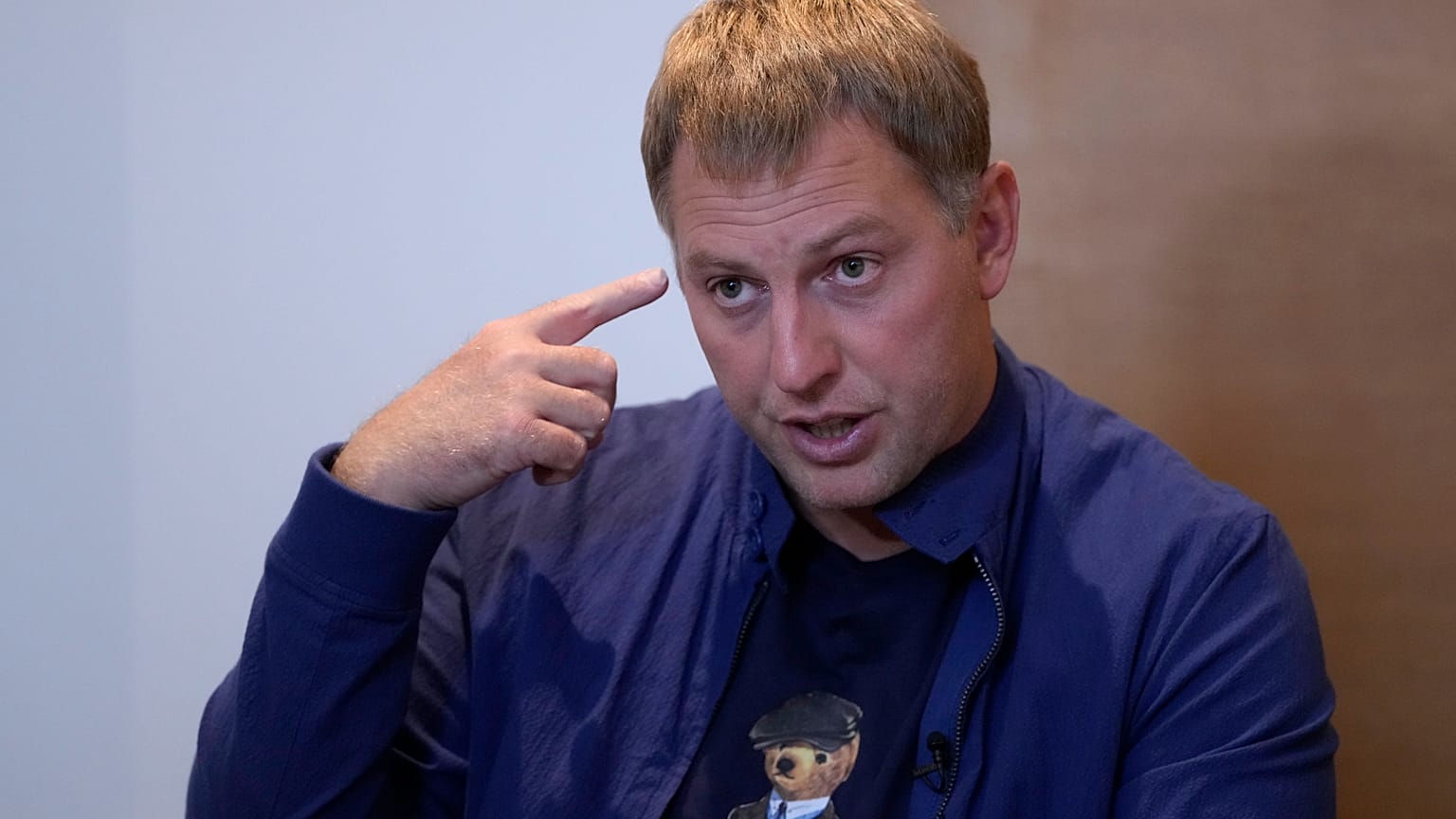 Владимир Осечкин дает интервью Associated Press в Париже, Франция, во вторник, 20 сентября 2022 года.