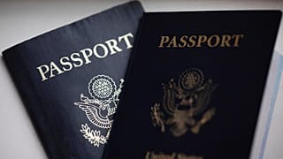 Τα διαβατήρια των ΗΠΑ είναι τακτοποιημένα για μια φωτογραφία στο Tigard, Όρεγκον, 11 Δεκεμβρίου 2021.