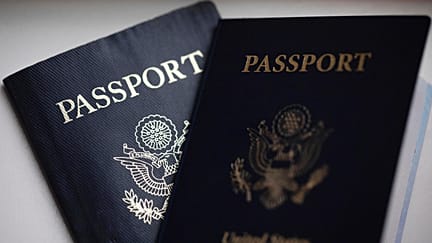 ABD pasaportları Tigard, Ore'de bir fotoğraf için düzenleniyor, 11 Aralık 2021.