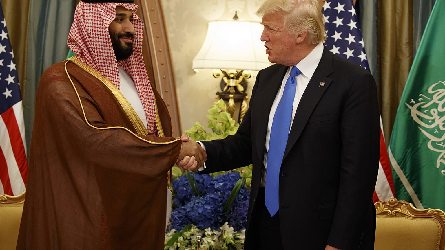 الرئيس الأمريكي دونالد ترامب يصافح ولي ولي العهد السعودي ووزير الدفاع الأمير محمد بن سلمان خلال اجتماع ثنائي في الرياض، يوم السبت 20 مايو 2017. (أ ب – إيفان فوتشي، أرشيف)