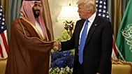 الرئيس الأمريكي دونالد ترامب يصافح ولي ولي العهد السعودي ووزير الدفاع الأمير محمد بن سلمان خلال اجتماع ثنائي في الرياض، يوم السبت 20 مايو 2017. (أ ب – إيفان فوتشي، أرشيف)