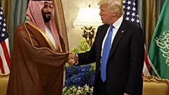 الرئيس الأمريكي دونالد ترامب يصافح ولي ولي العهد السعودي ووزير الدفاع الأمير محمد بن سلمان خلال اجتماع ثنائي في الرياض، يوم السبت 20 مايو 2017. (أ ب – إيفان فوتشي، أرشيف)