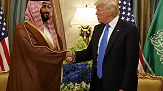 الرئيس الأمريكي دونالد ترامب يصافح ولي ولي العهد السعودي ووزير الدفاع الأمير محمد بن سلمان خلال اجتماع ثنائي في الرياض، يوم السبت 20 مايو 2017. (أ ب – إيفان فوتشي، أرشيف)