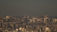 Κτίρια που καταστράφηκαν κατά τη διάρκεια των ισραηλινών χερσαίων και αεροπορικών επιχειρήσεων στέκονται στη βόρεια Λωρίδα της Γάζας