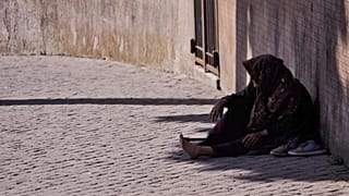 Frauen machen die Mehrheit der von Armut betroffenen Menschen in Portugal aus (56%).