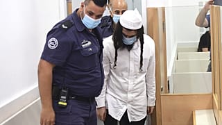 الناشط الإسرائيلي اليميني أميرام بن أوليئيل في محكمة الصلح في مدينة لود، إسرائيل (تصوير: أفشالوم ساسوني/مجموعة الصور عبر أسوشيتد برس)