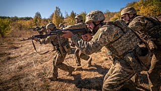 Ukrainische Soldaten der 66. Brigade nehmen am 25. September 2025 an einer Gefechtsübung in der Region Donezk, Ukraine, teil.