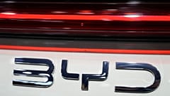 Un coche BYD se exhibe durante el salón del automóvil de Shanghái, celebrado el 23 de abril de 2025