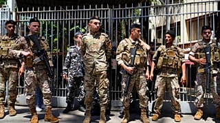 جنود الجيش يحرسون قصر العدل في بيروت