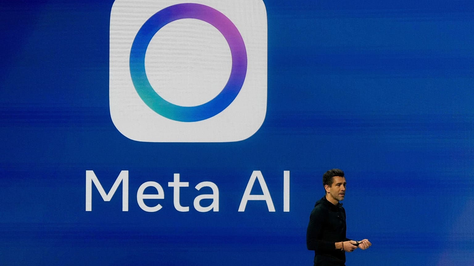 Meta Ürün Müdürü Chris Cox, 29 Nisan 2025'te Kaliforniya'da düzenlenen bir AI geliştirici konferansı olan LlamaCon 2025'te konuşuyor