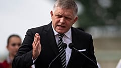 Der slowakische Premierminister Robert Fico hält eine Rede während der 130-Jahr-Feier der Mária-Valeria-Brücke in Esztergom, Ungarn, am Sonntag, 28. September 2025.