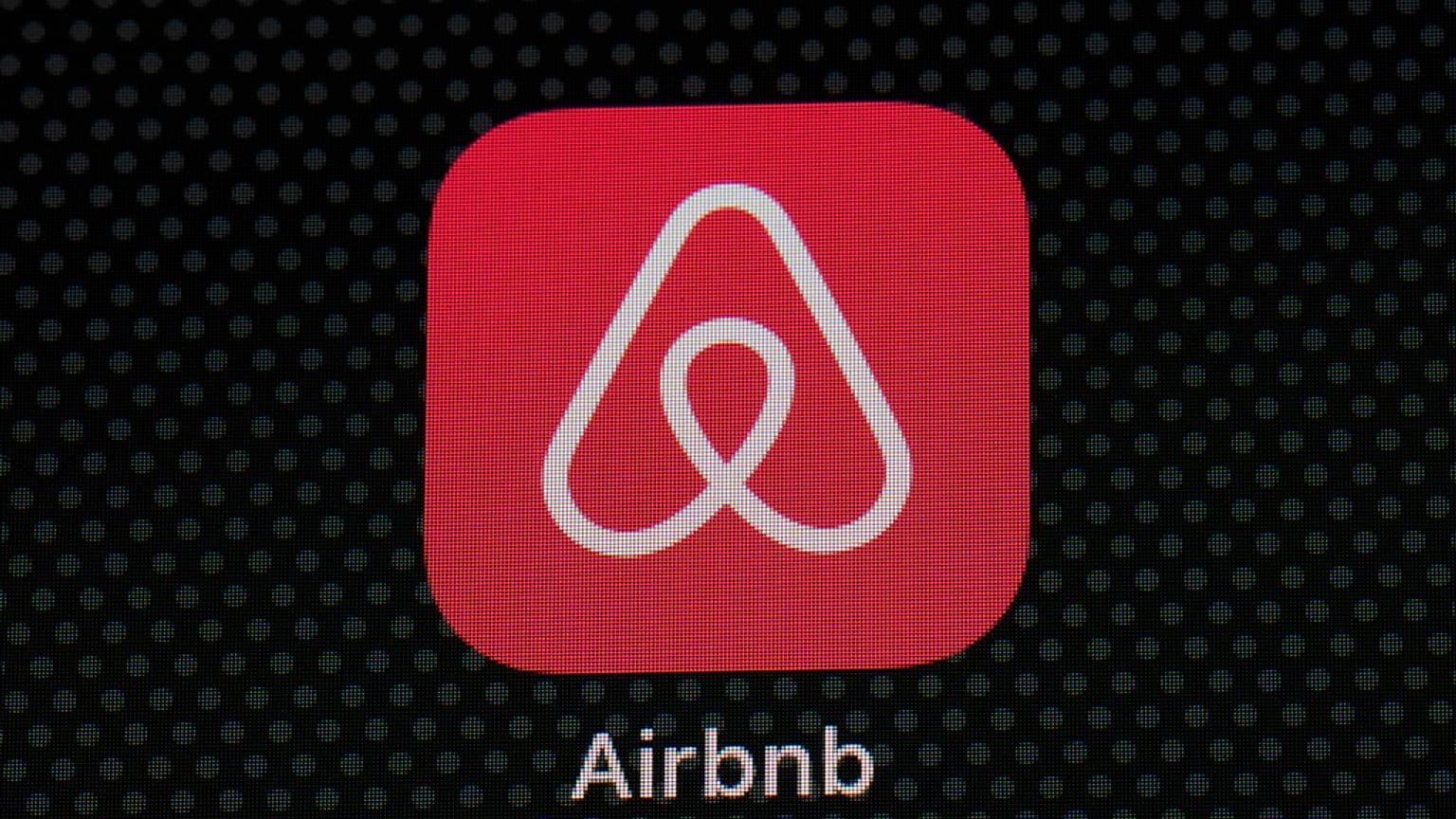 شعار تطبيق Airbnb يظهر على شاشة جهاز iPad في واشنطن، العاصمة، في 8 مايو 2021.