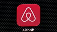 شعار تطبيق Airbnb يظهر على شاشة جهاز iPad في واشنطن، العاصمة، في 8 مايو 2021.