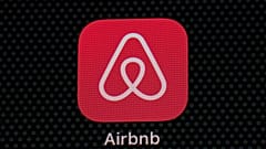 شعار تطبيق Airbnb يظهر على شاشة جهاز iPad في واشنطن، العاصمة، في 8 مايو 2021.