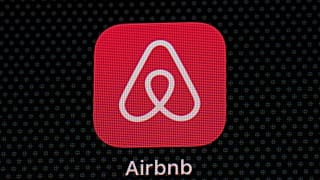 شعار تطبيق Airbnb يظهر على شاشة جهاز iPad في واشنطن، العاصمة، في 8 مايو 2021.