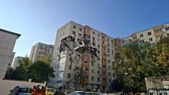 Άποψη κατεστραμμένης πολυκατοικίας μετά από ισχυρή έκρηξη σε πολυκατοικία στο Βουκουρέστι, 17 Οκτωβρίου 2025