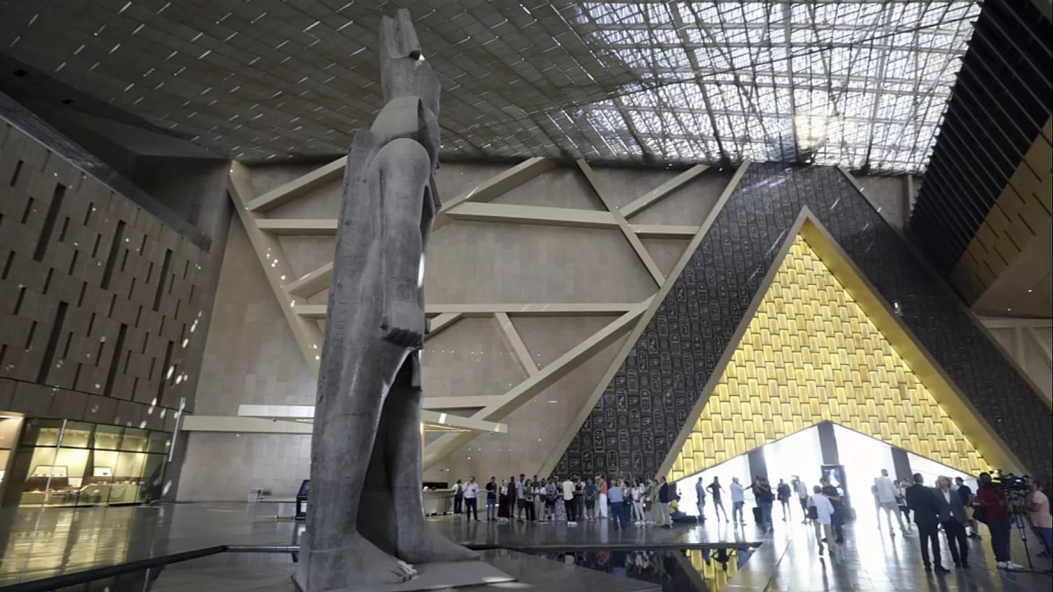 تمثال الملك رمسيس الثاني في المتحف المصري الكبير بالجيزة، في 15 أكتوبر 2024.