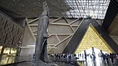 تمثال الملك رمسيس الثاني في المتحف المصري الكبير بالجيزة، في 15 أكتوبر 2024.