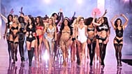 Victoria's Secret Defilesi'nde modeller podyumda yürüyor