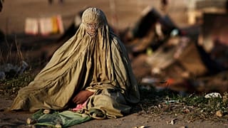 DOSSIER : Une femme palestinienne se tient à côté d'une mosquée vandalisée dans le village cisjordanien de Burka, près de Ramallah, jeudi 10 octobre 2013.