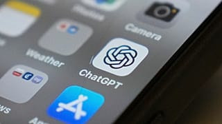 O ícone da aplicação ChatGPT é visto no ecrã de um telemóvel em 4 de agosto de 2025.
