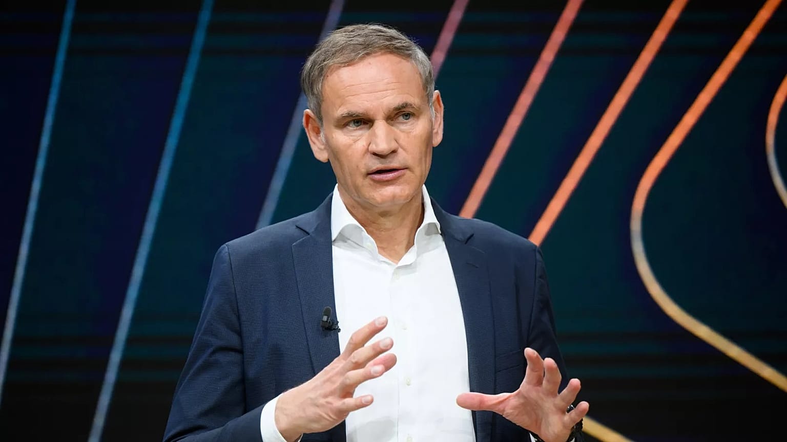 Oliver Blume, presidente de Volkswagen AG y Porsche AG, habla en la rueda de prensa anual del Grupo Volkswagen en Wolfsburg, el lunes 11 de marzo de 2025