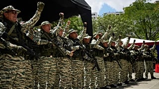 أعضاء من القوات المسلحة البوليفارية الوطنية لفنزويلا خلال مناورات عسكرية في العاصمة كاراكاس، السبت 20 سبتمبر 2025.